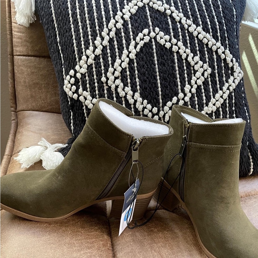 Universal Threads 7.5 Boots NWT
